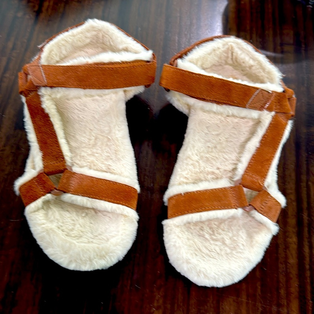 Vionic Faux Fur Sandals Women’s 9 Shearling Slip-On Brown Slippers Cozy Arch